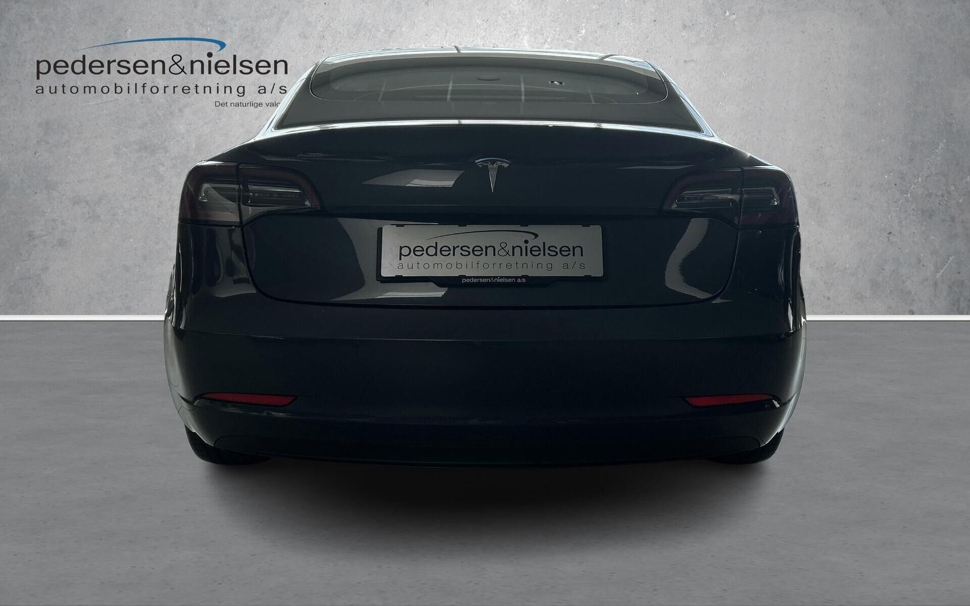 Sort Tesla Model 3 fra 2022
