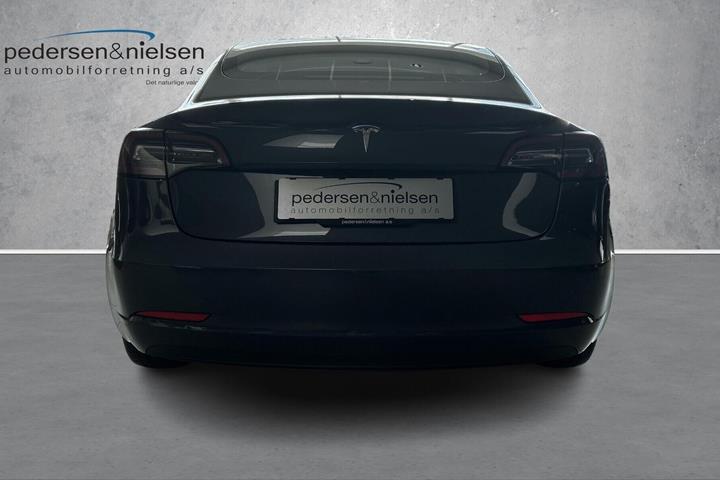 Sort Tesla Model 3 fra 2022