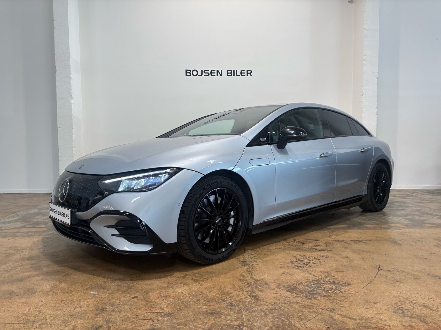 Sølv Mercedes EQE300 fra 2023