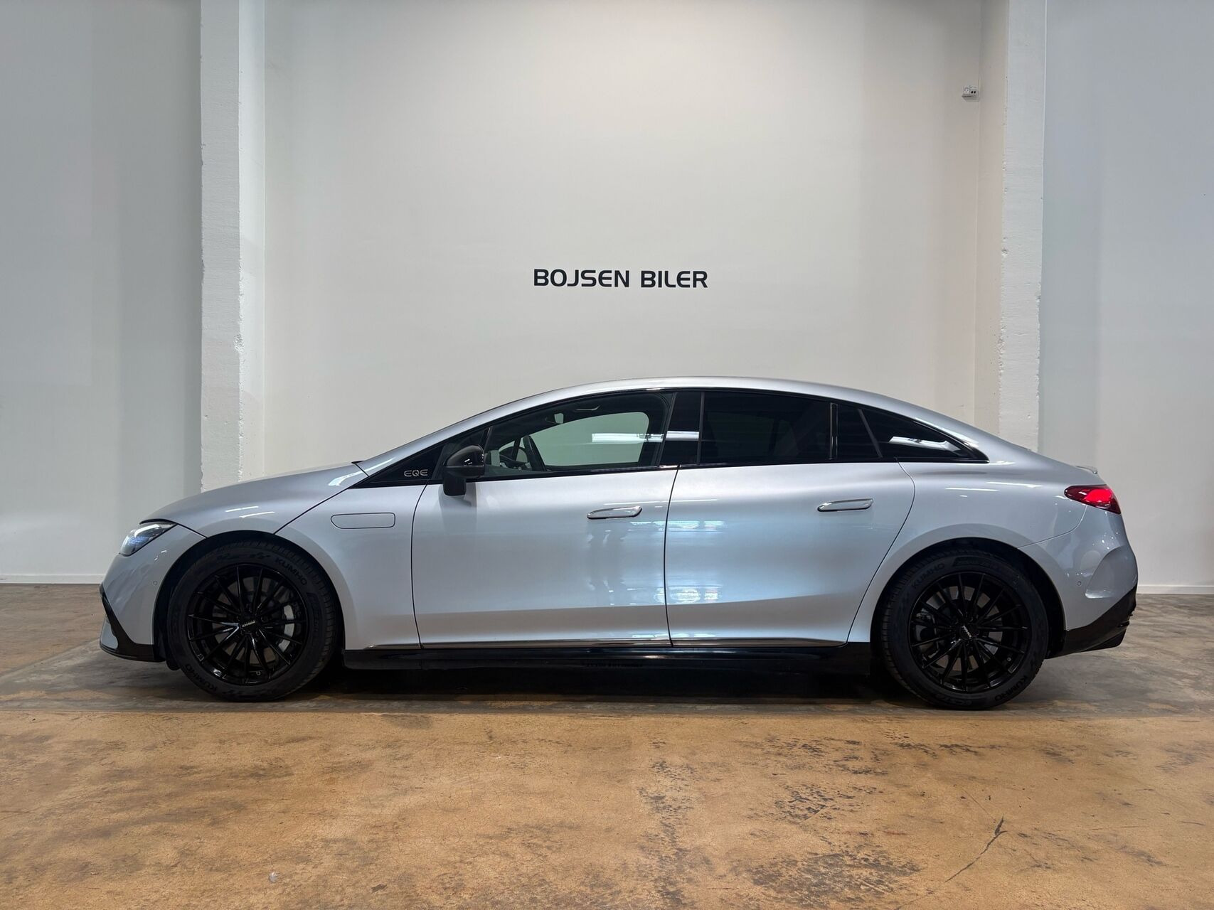 Sølv Mercedes EQE300 fra 2023