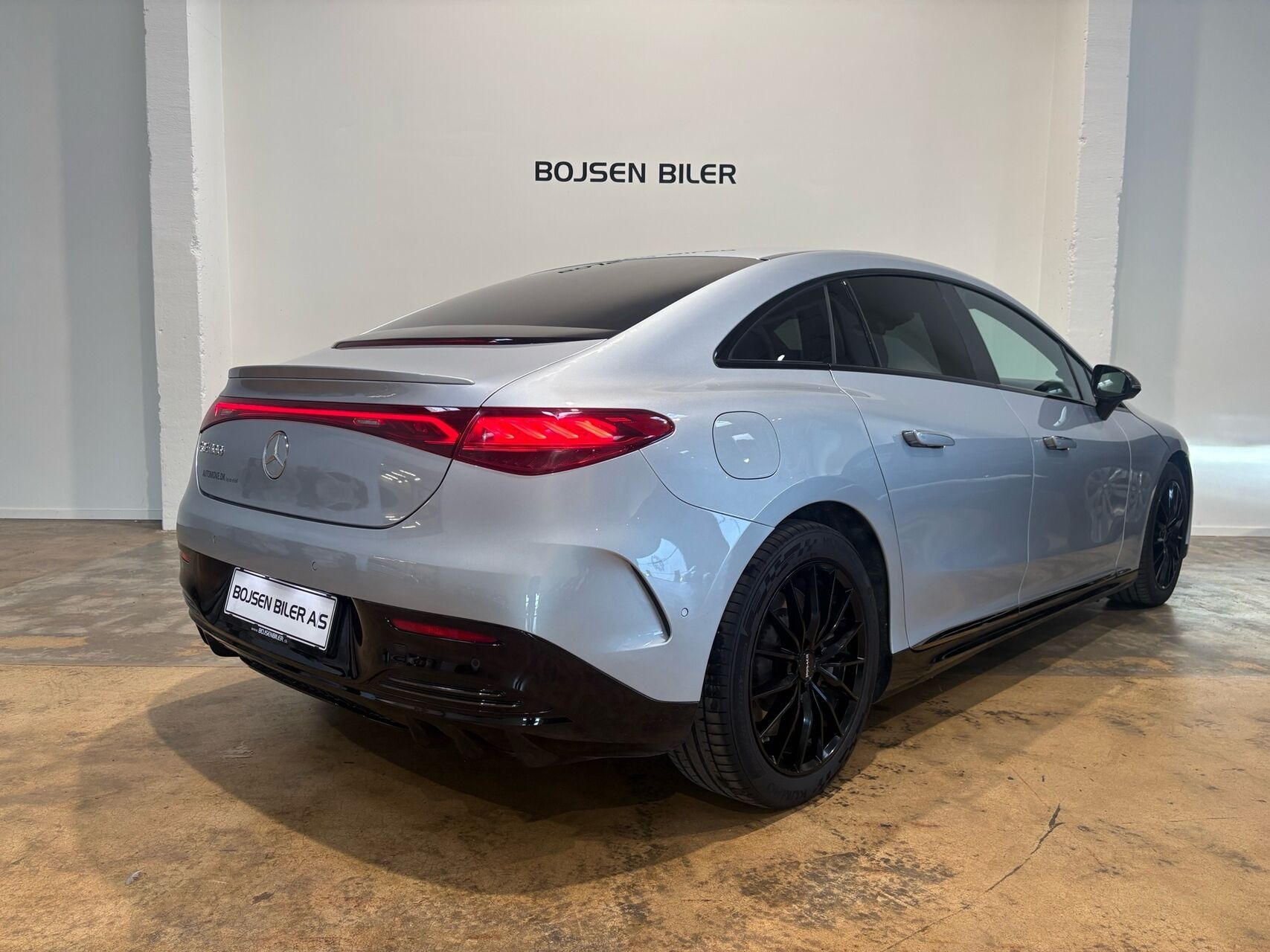 Sølv Mercedes EQE300 fra 2023