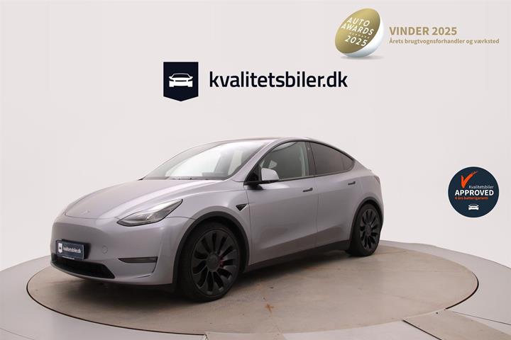 Grå Tesla Model Y fra 2023