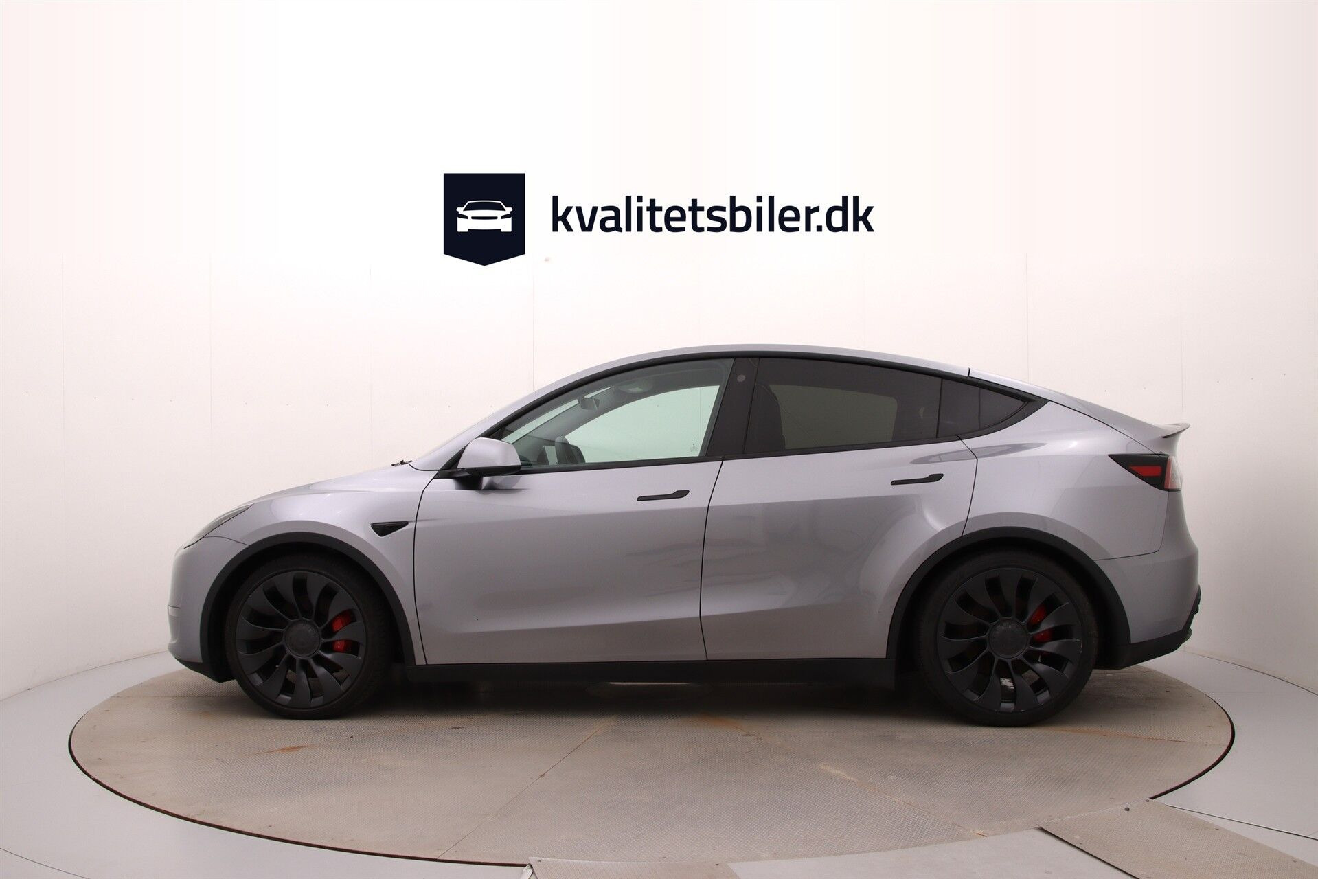 Grå Tesla Model Y fra 2023