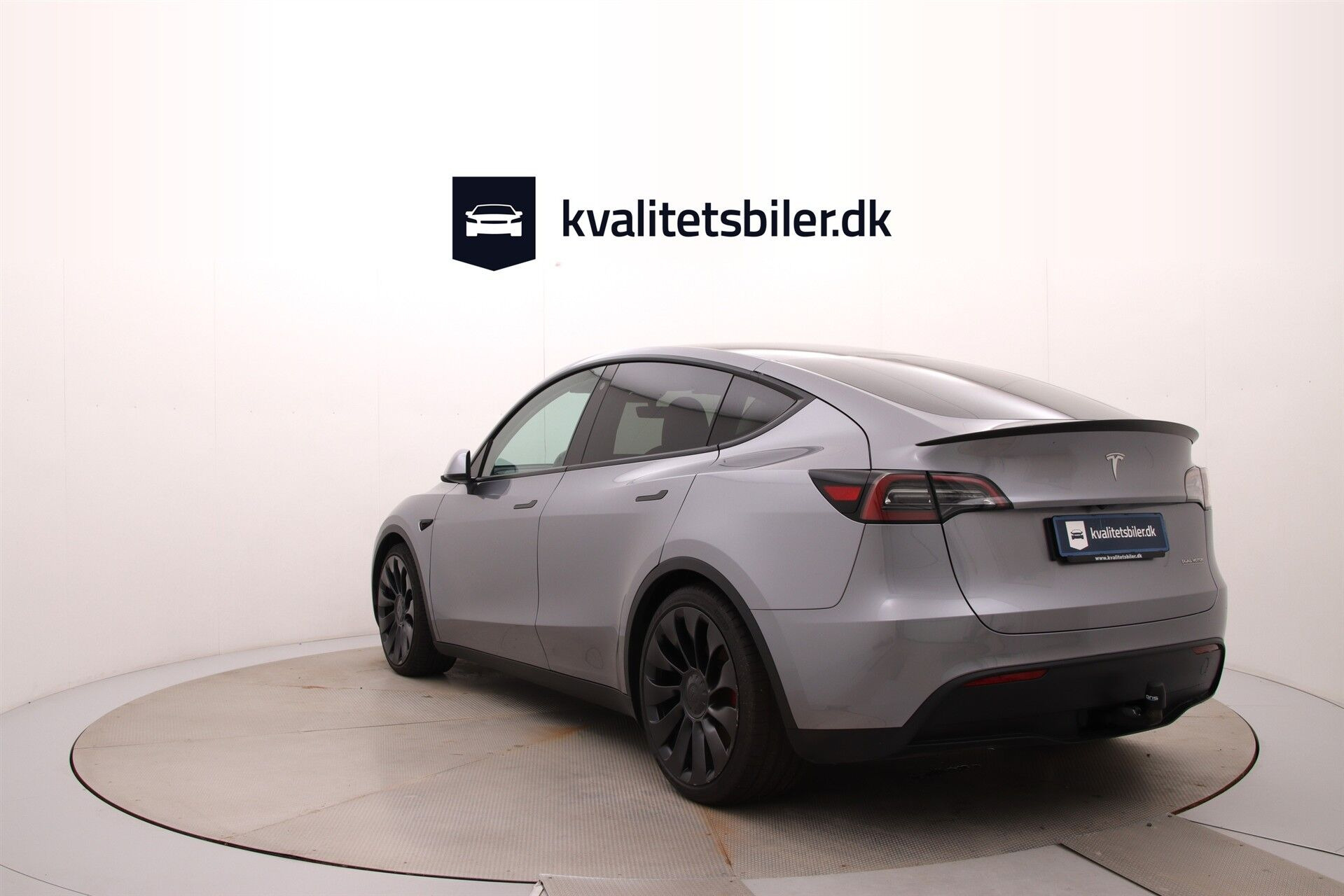 Grå Tesla Model Y fra 2023
