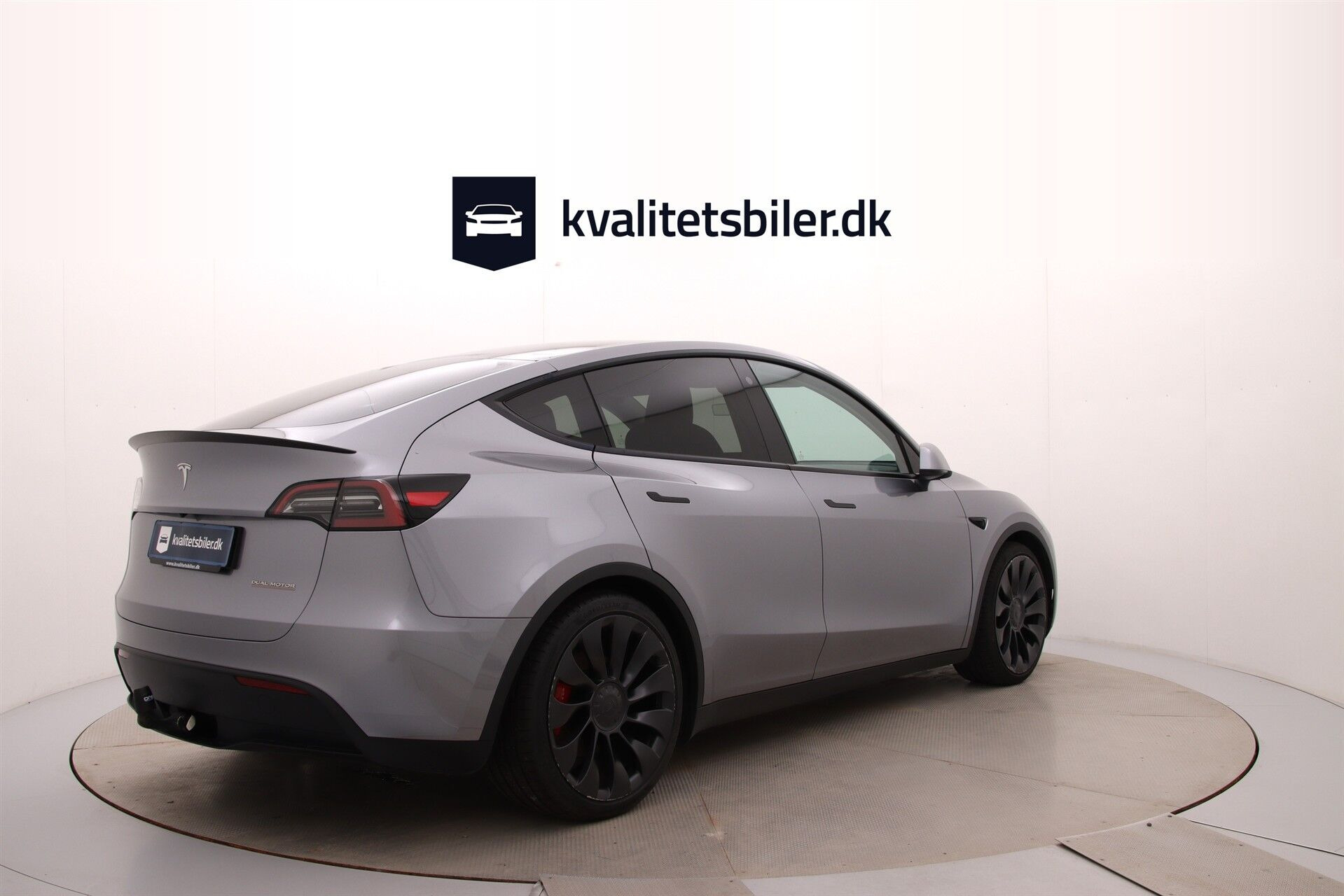 Grå Tesla Model Y fra 2023