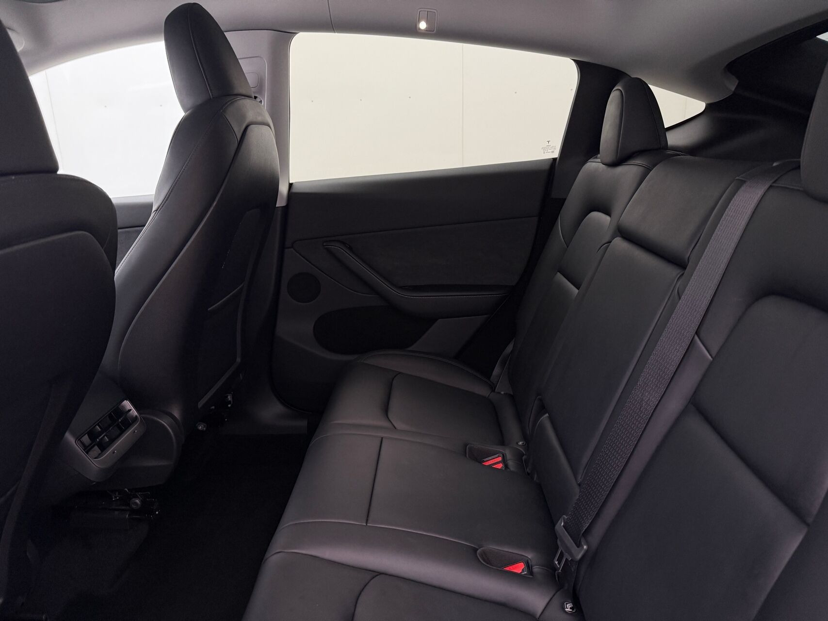 Grå Tesla Model Y fra 2023