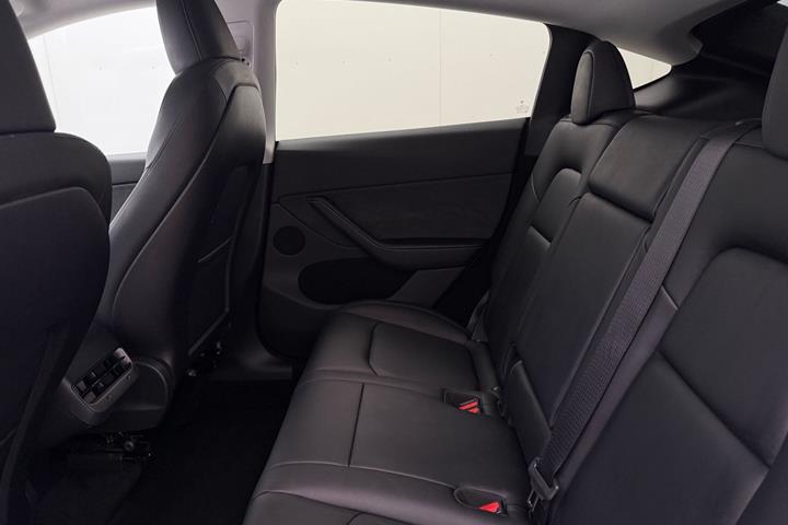 Grå Tesla Model Y fra 2023