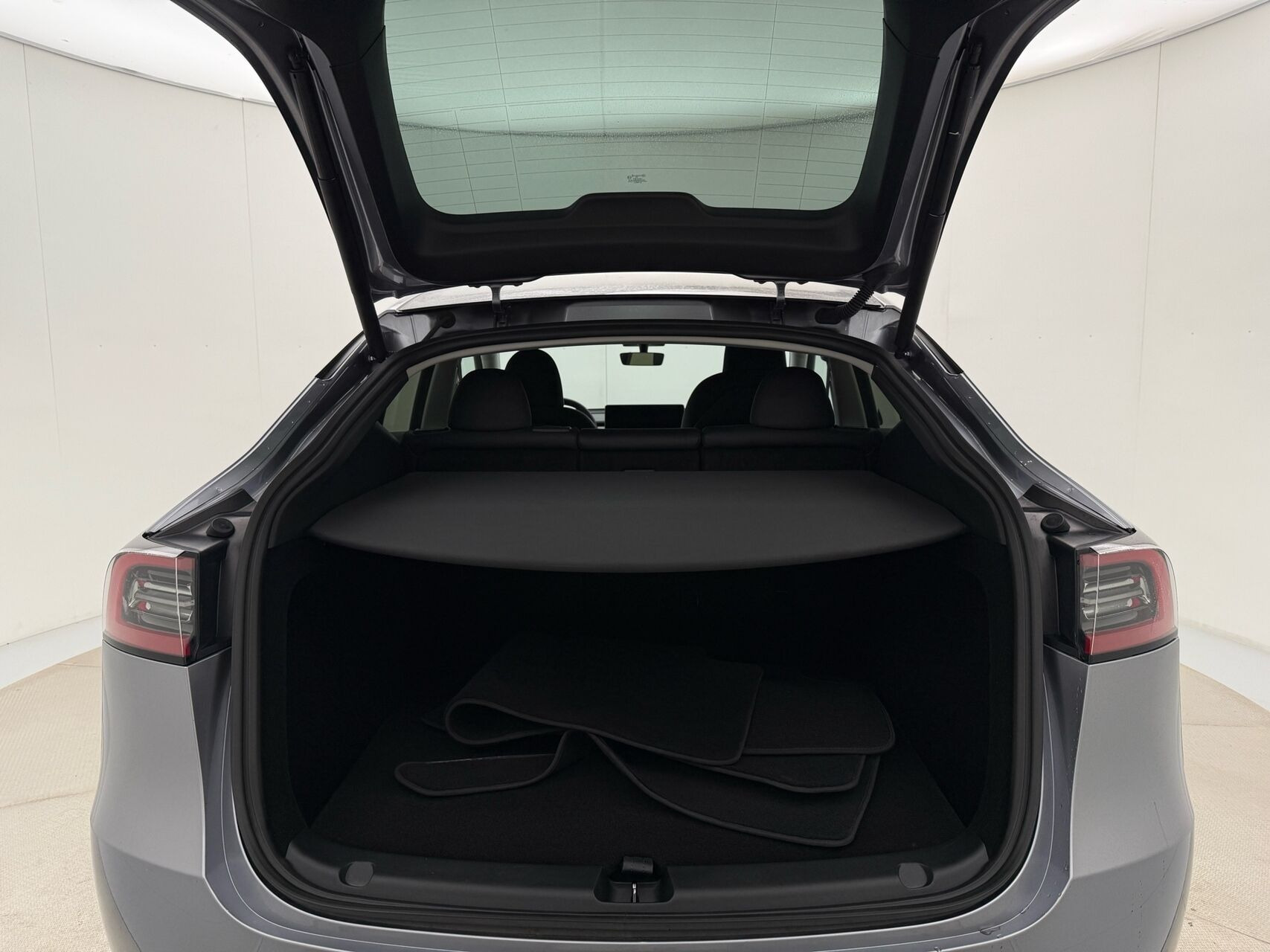 Grå Tesla Model Y fra 2023