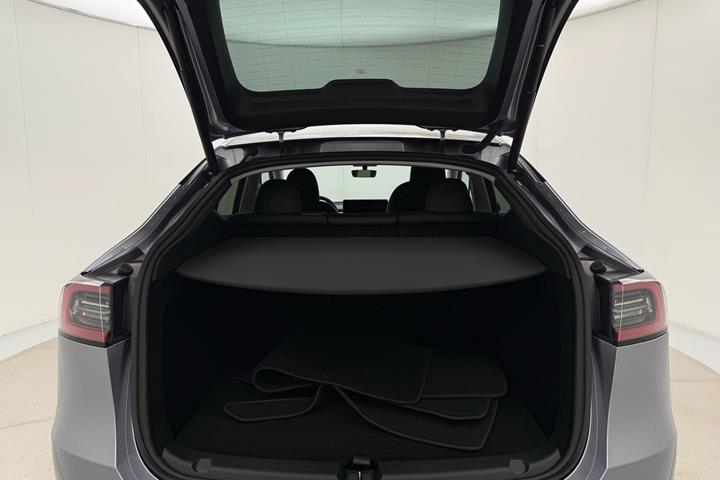 Grå Tesla Model Y fra 2023
