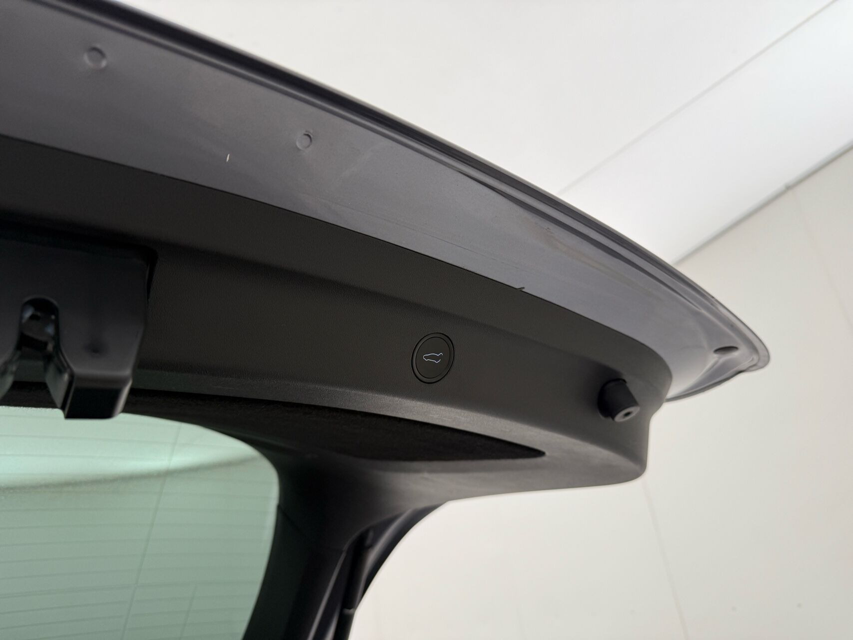 Grå Tesla Model Y fra 2023
