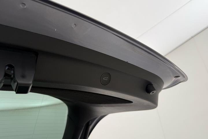 Grå Tesla Model Y fra 2023