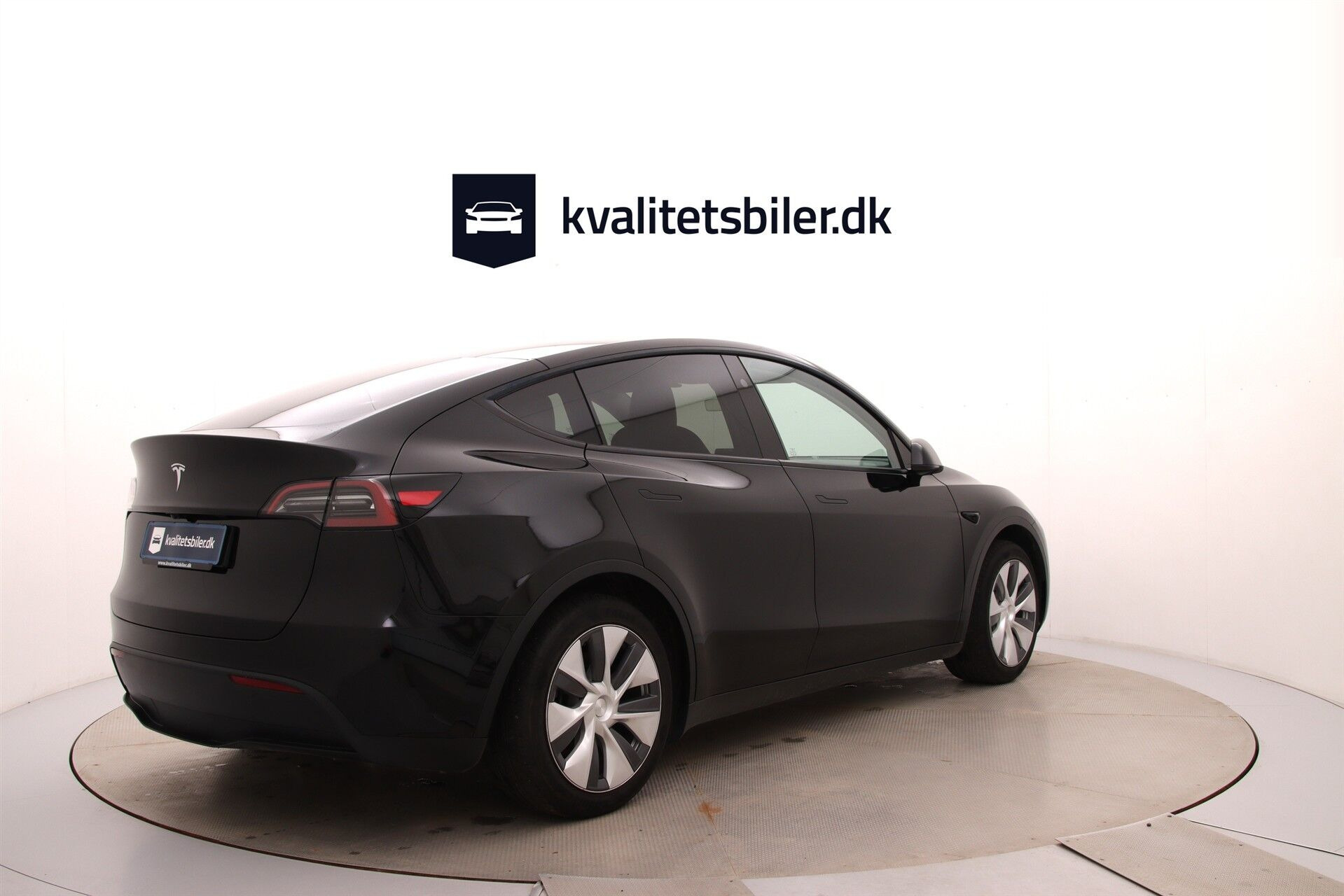 Sort Tesla Model Y fra 2024