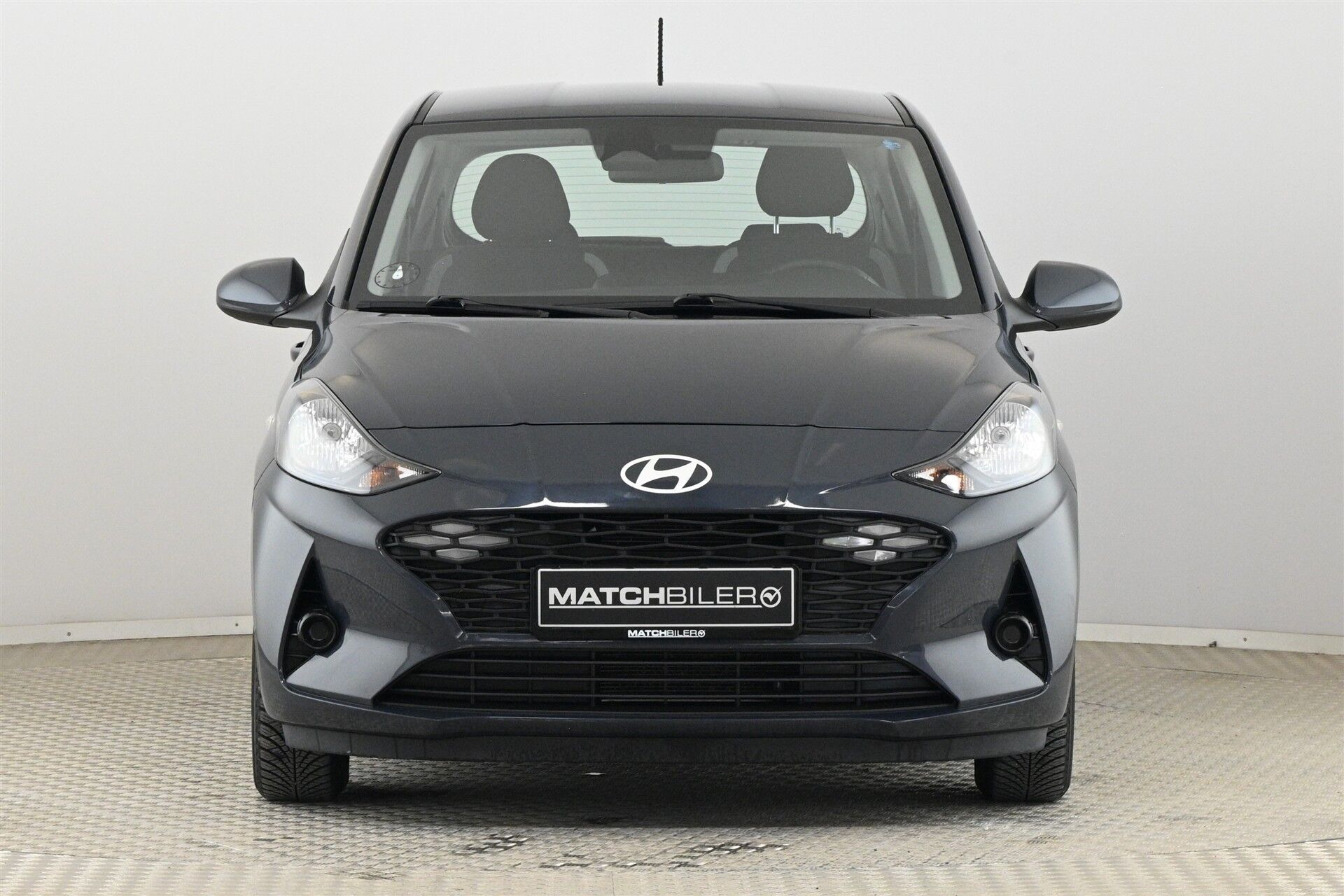 Grå Hyundai i10 fra 2023