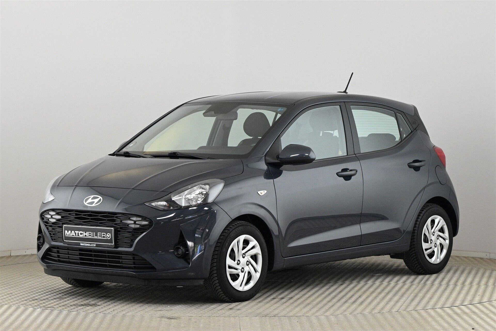 Grå Hyundai i10 fra 2023