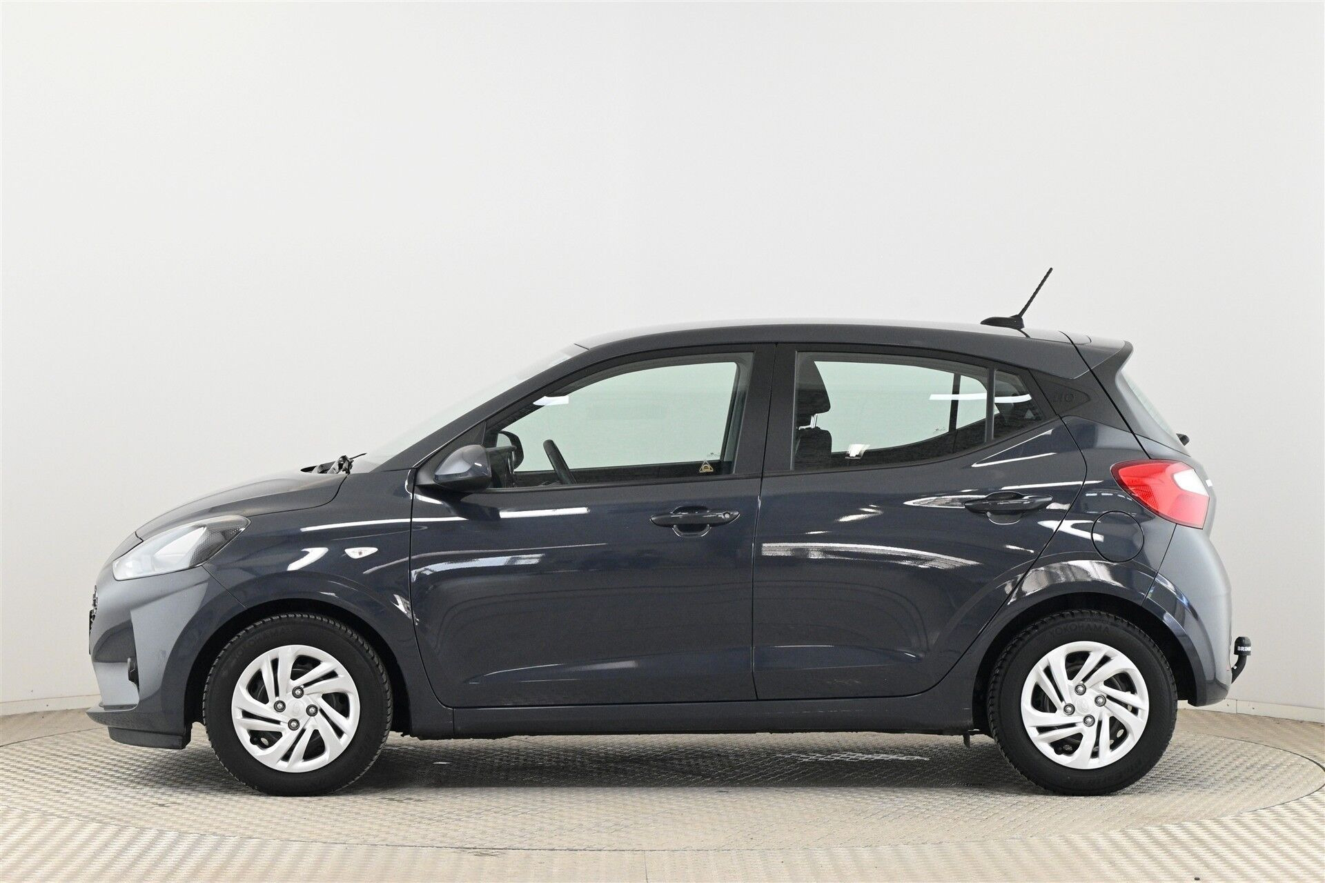 Grå Hyundai i10 fra 2023