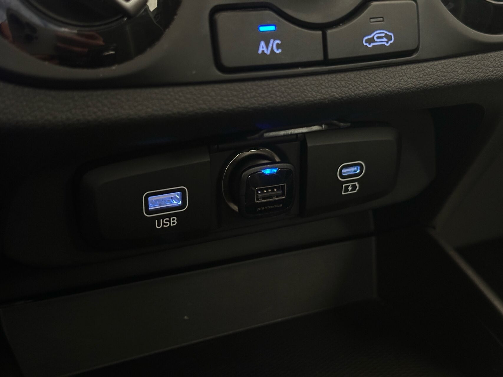 Grå Hyundai i10 fra 2023