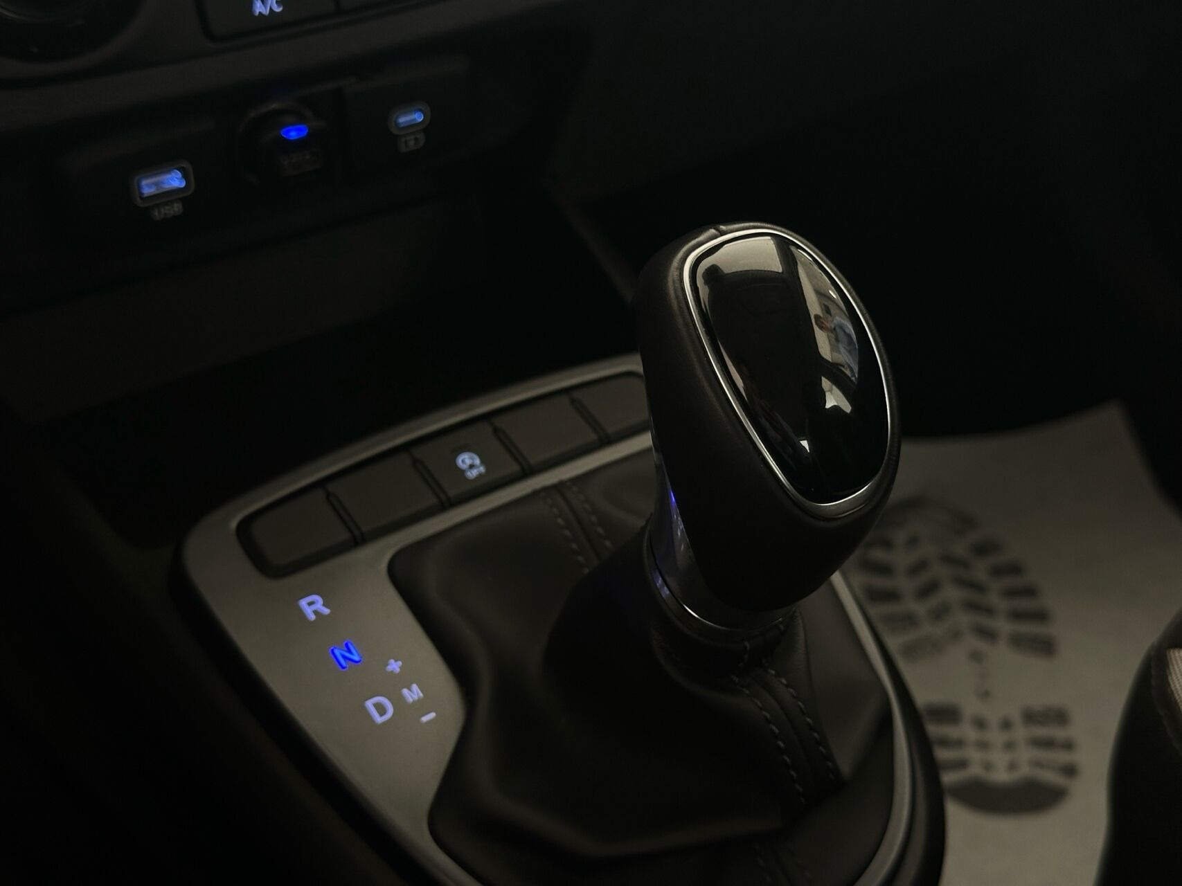 Grå Hyundai i10 fra 2023