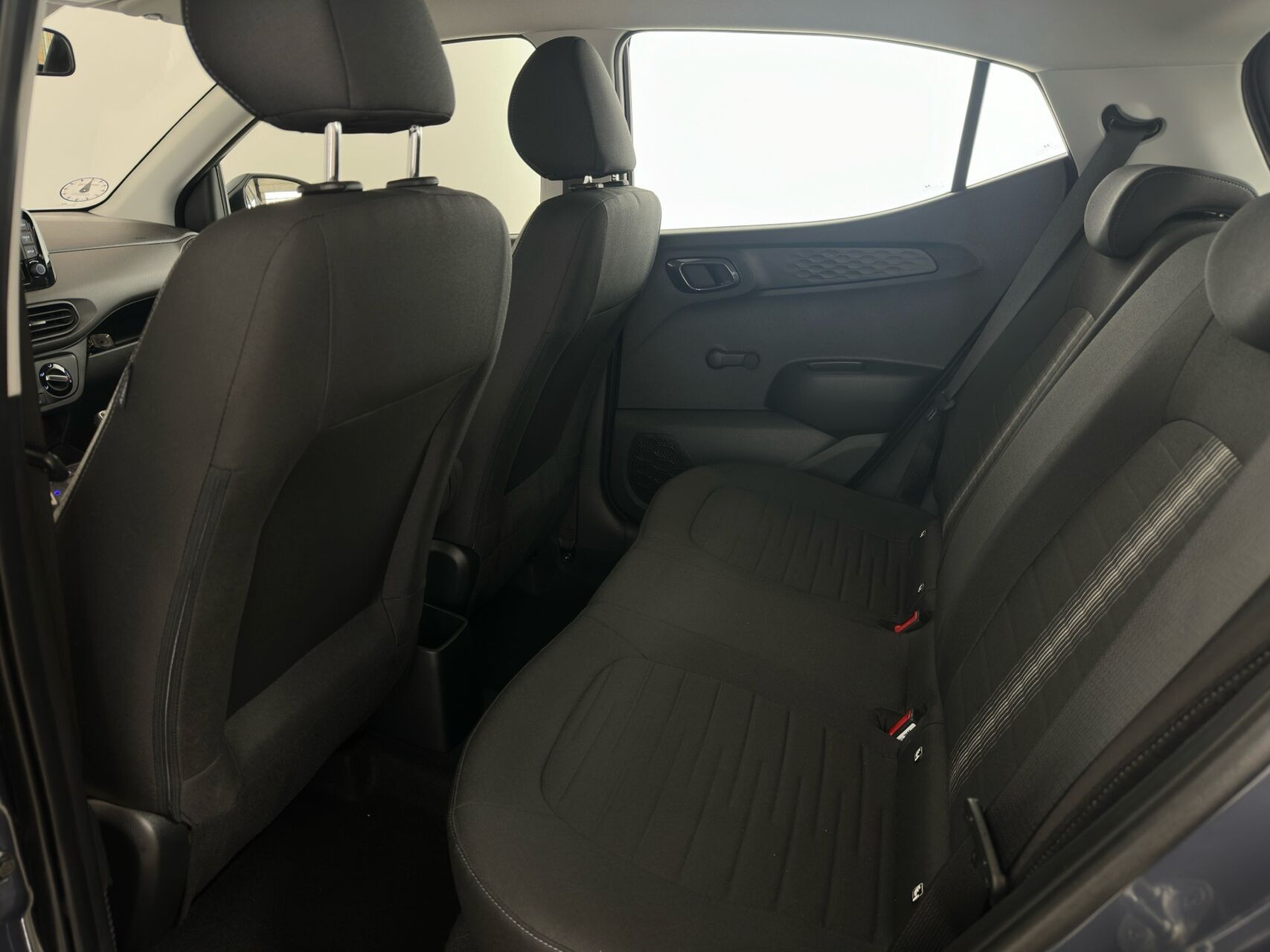 Grå Hyundai i10 fra 2023