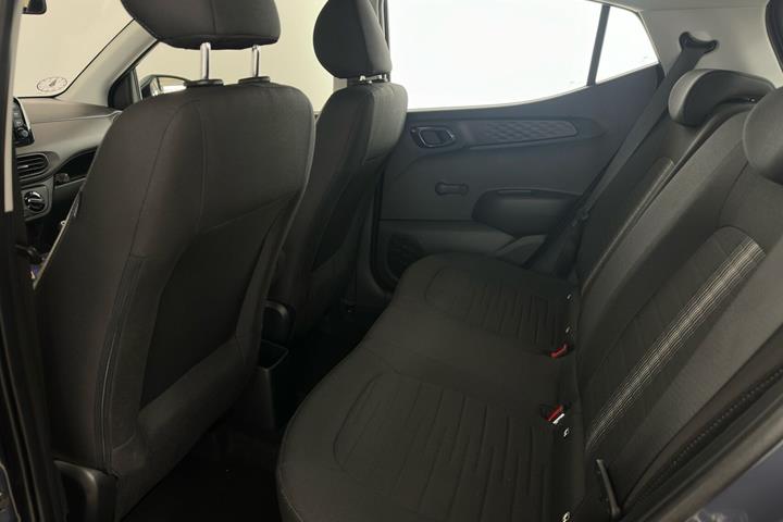 Grå Hyundai i10 fra 2023