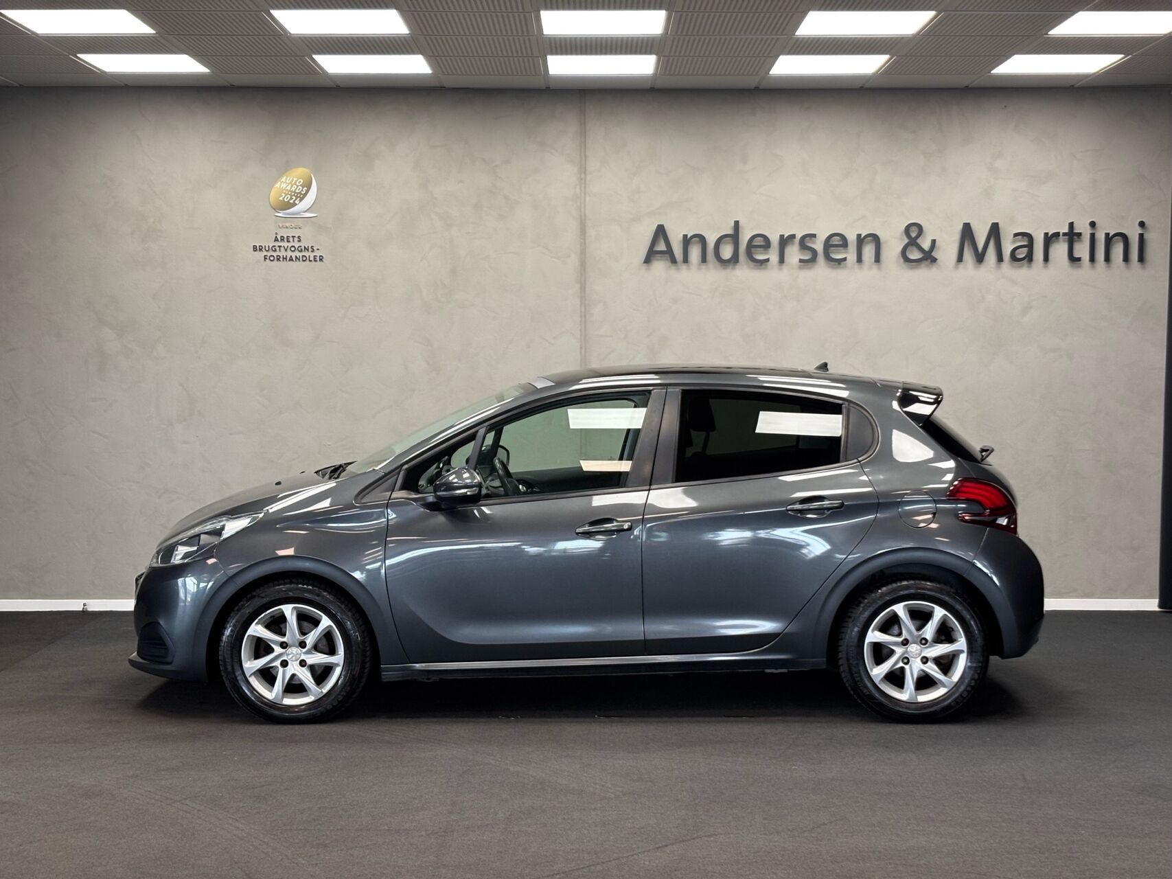 Grå Peugeot 208 fra 2016