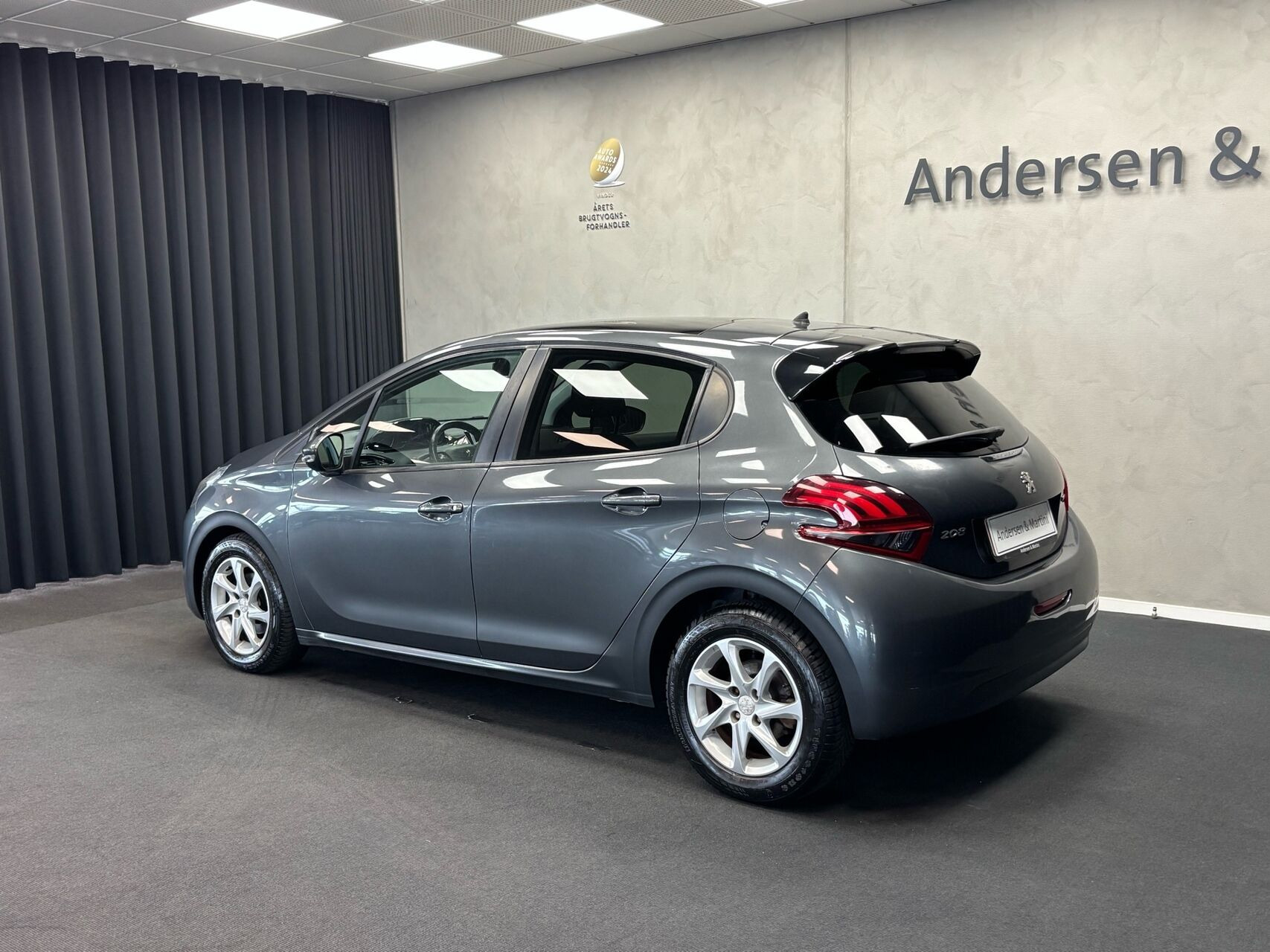 Grå Peugeot 208 fra 2016