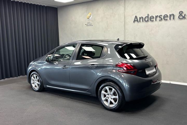 Grå Peugeot 208 fra 2016