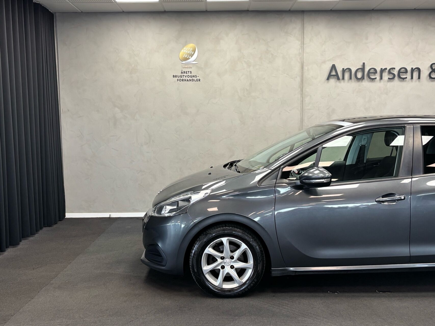Grå Peugeot 208 fra 2016