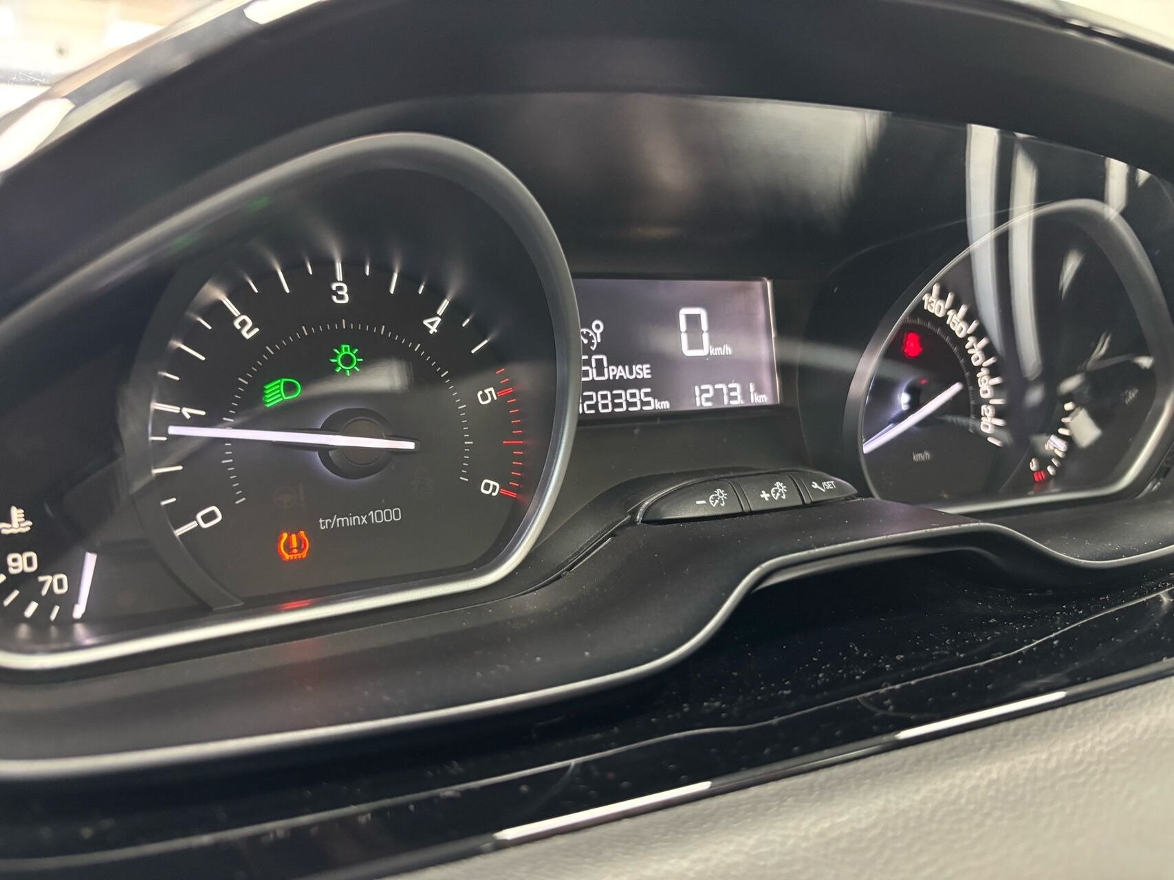 Grå Peugeot 208 fra 2016