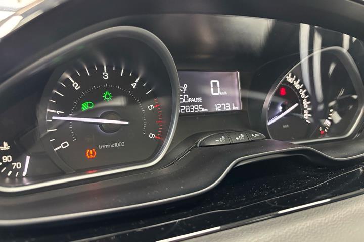 Grå Peugeot 208 fra 2016