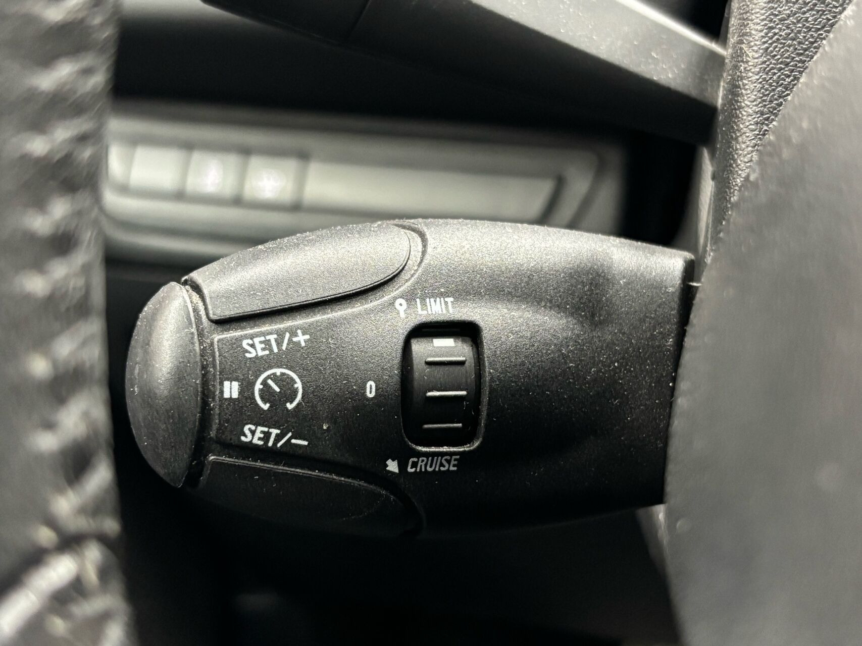 Grå Peugeot 208 fra 2016