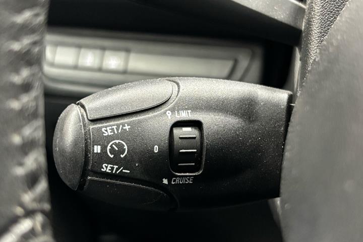 Grå Peugeot 208 fra 2016