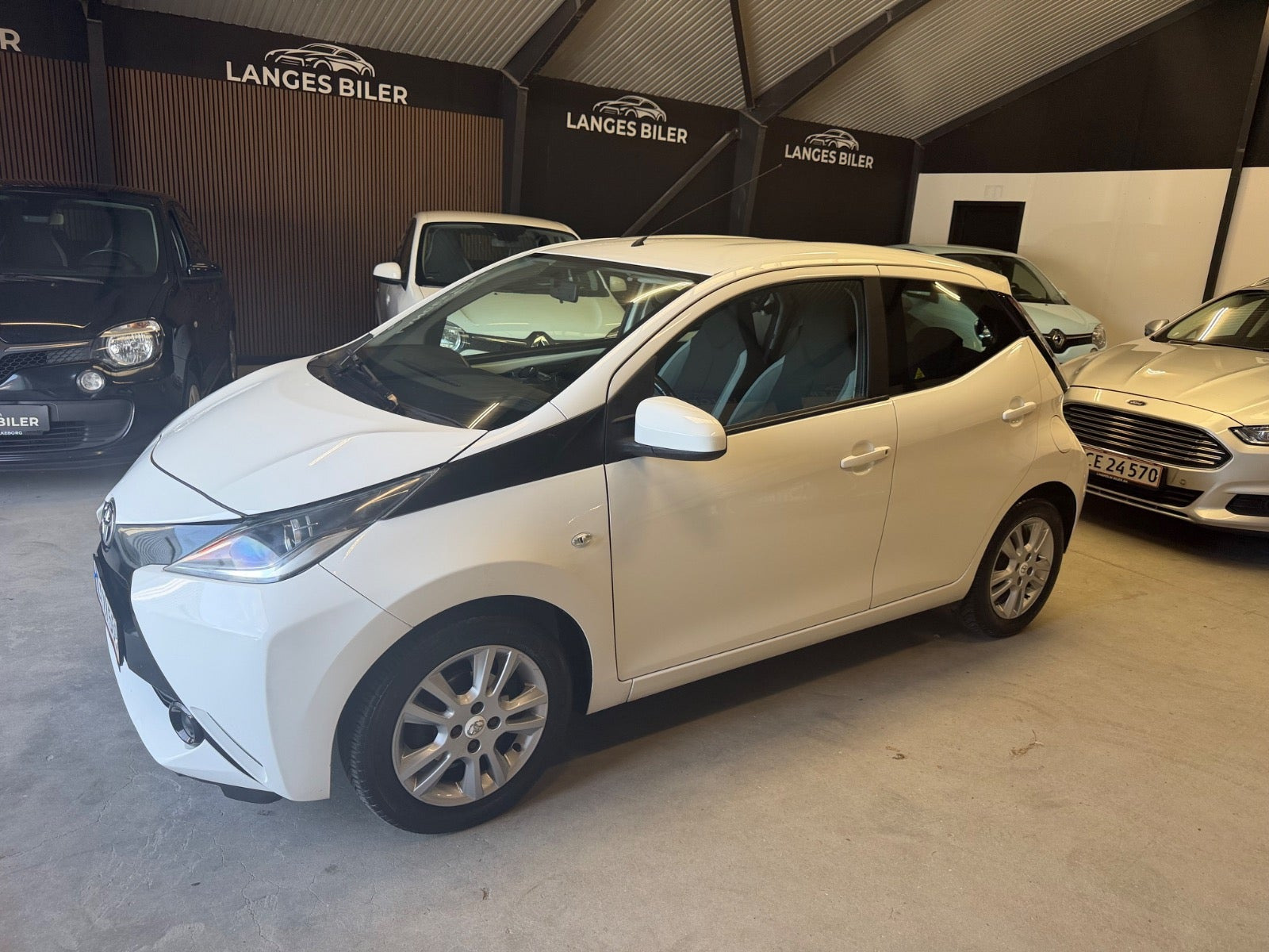Hvid Toyota Aygo fra 2015
