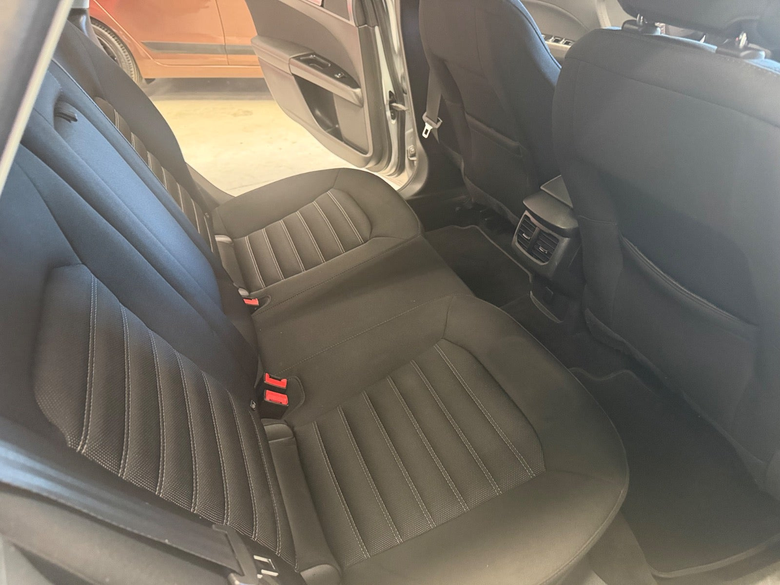 Sølv Ford Mondeo fra 2016