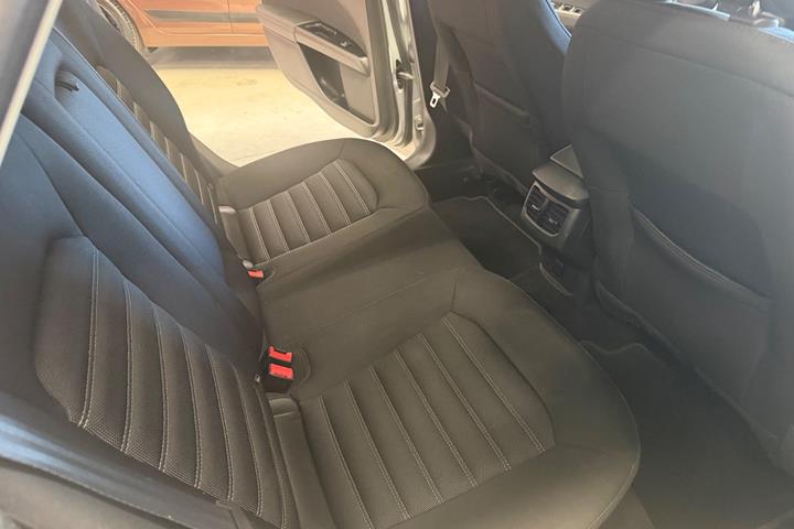 Sølv Ford Mondeo fra 2016