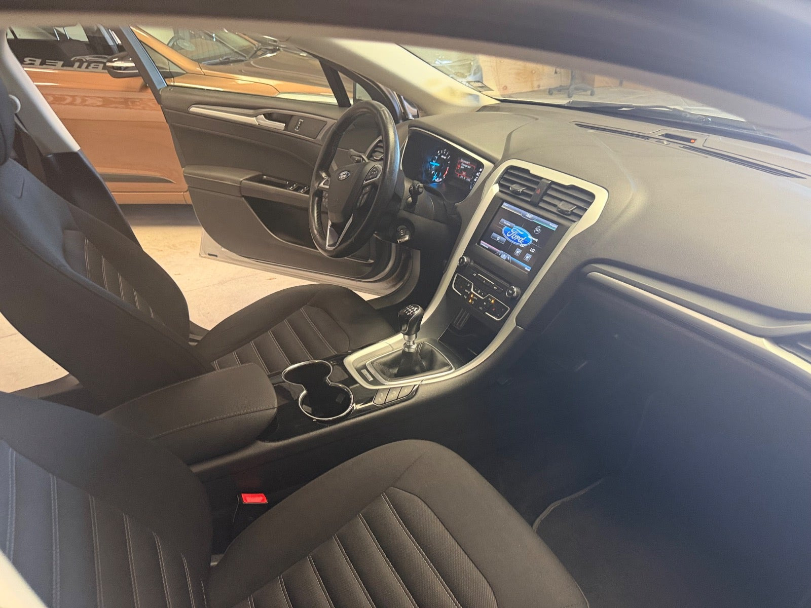 Sølv Ford Mondeo fra 2016