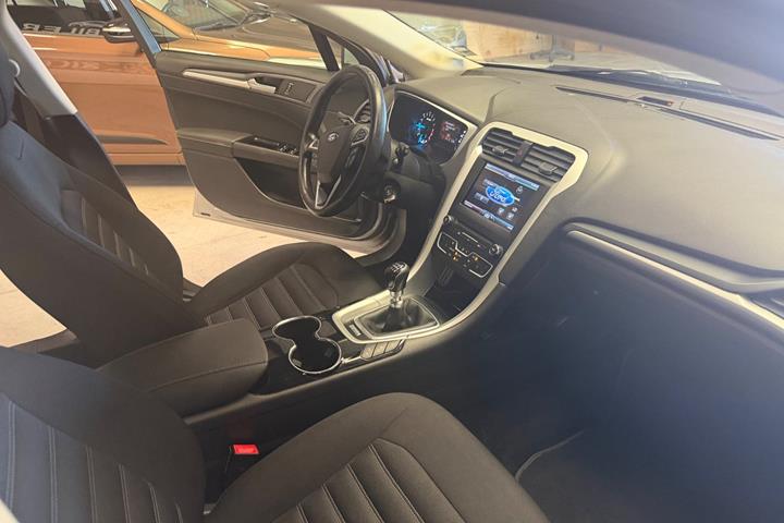 Sølv Ford Mondeo fra 2016