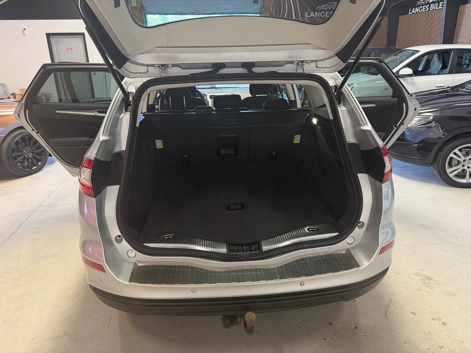 Sølv Ford Mondeo fra 2016
