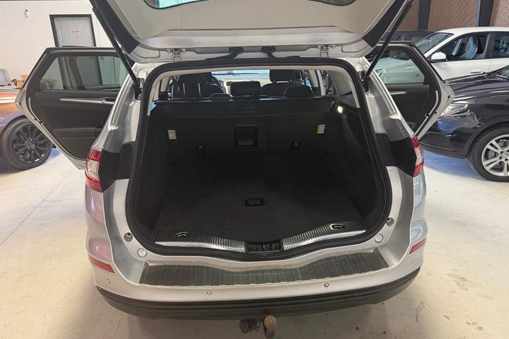Sølv Ford Mondeo fra 2016