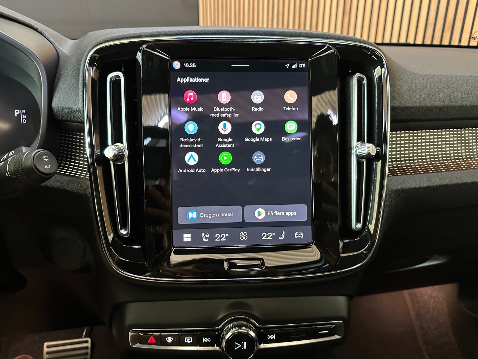 Grå Volvo XC40 fra 2021