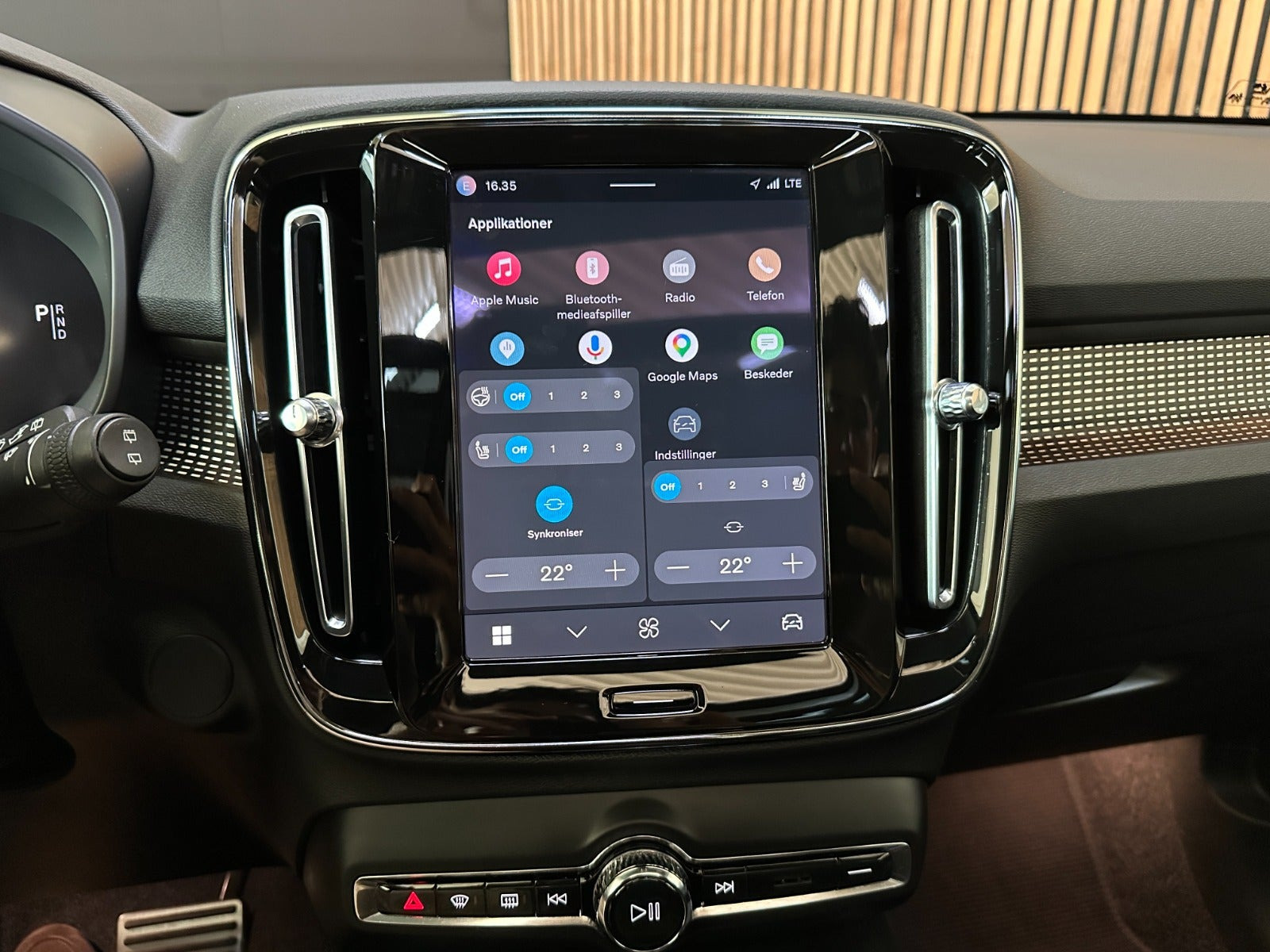 Grå Volvo XC40 fra 2021