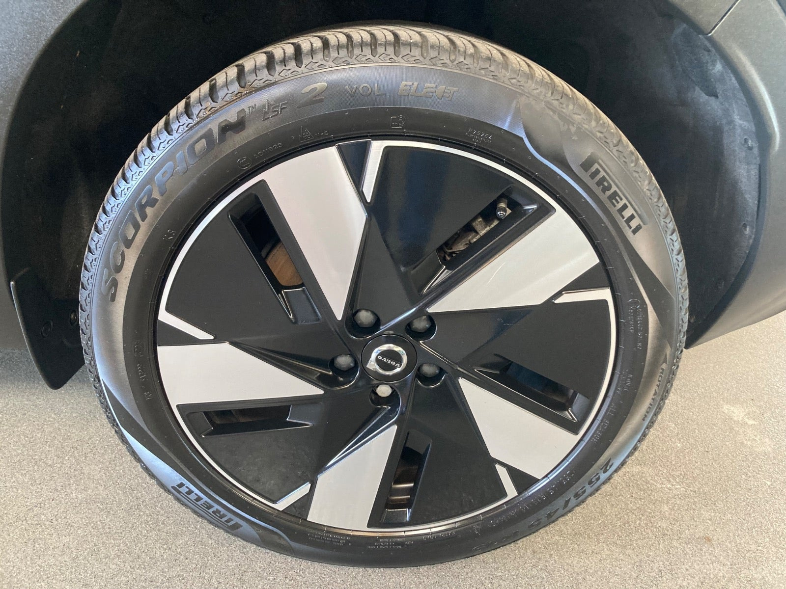 Sort Volvo XC40 fra 2024