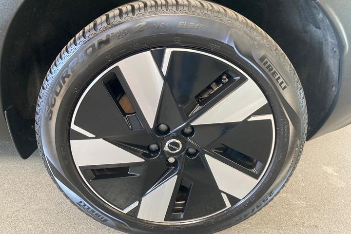 Sort Volvo XC40 fra 2024