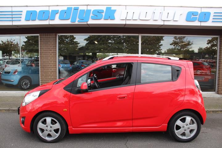 Rød Chevrolet Spark fra 2011