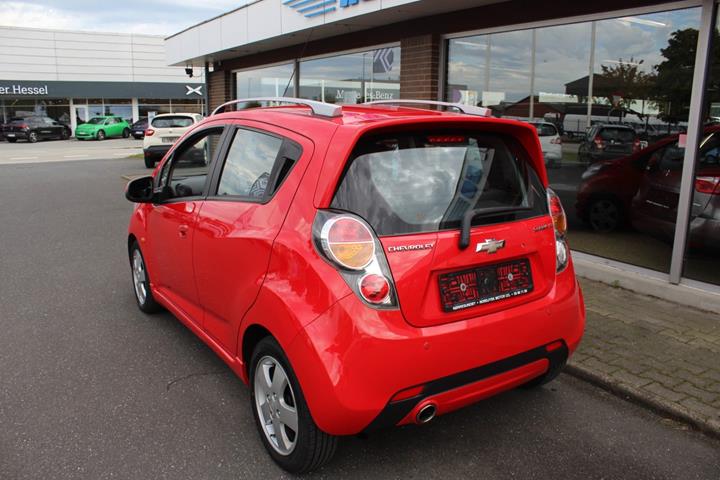 Rød Chevrolet Spark fra 2011