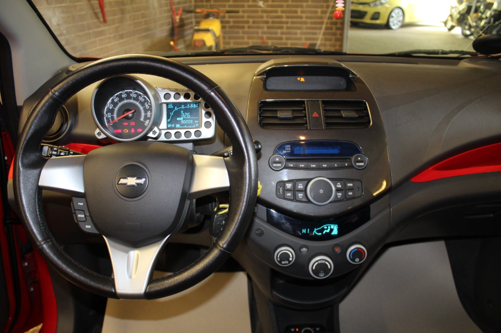 Rød Chevrolet Spark fra 2011