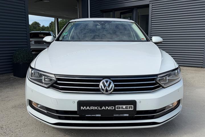 Hvid VW Passat fra 2019
