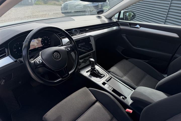 Hvid VW Passat fra 2019