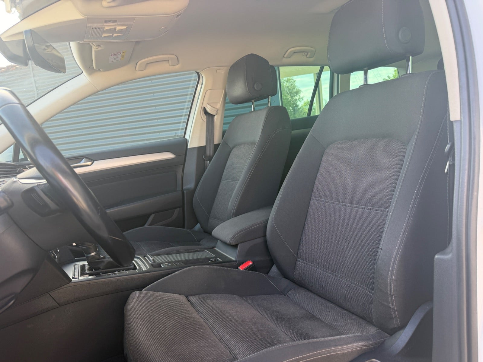 Hvid VW Passat fra 2019