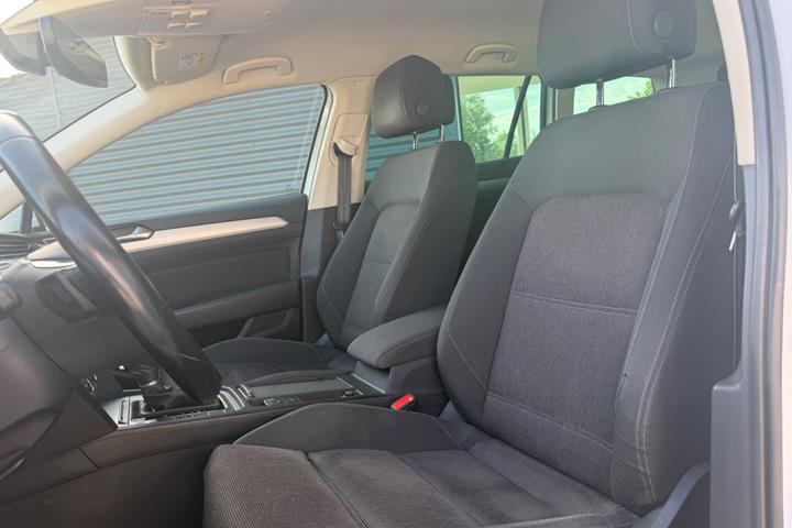 Hvid VW Passat fra 2019