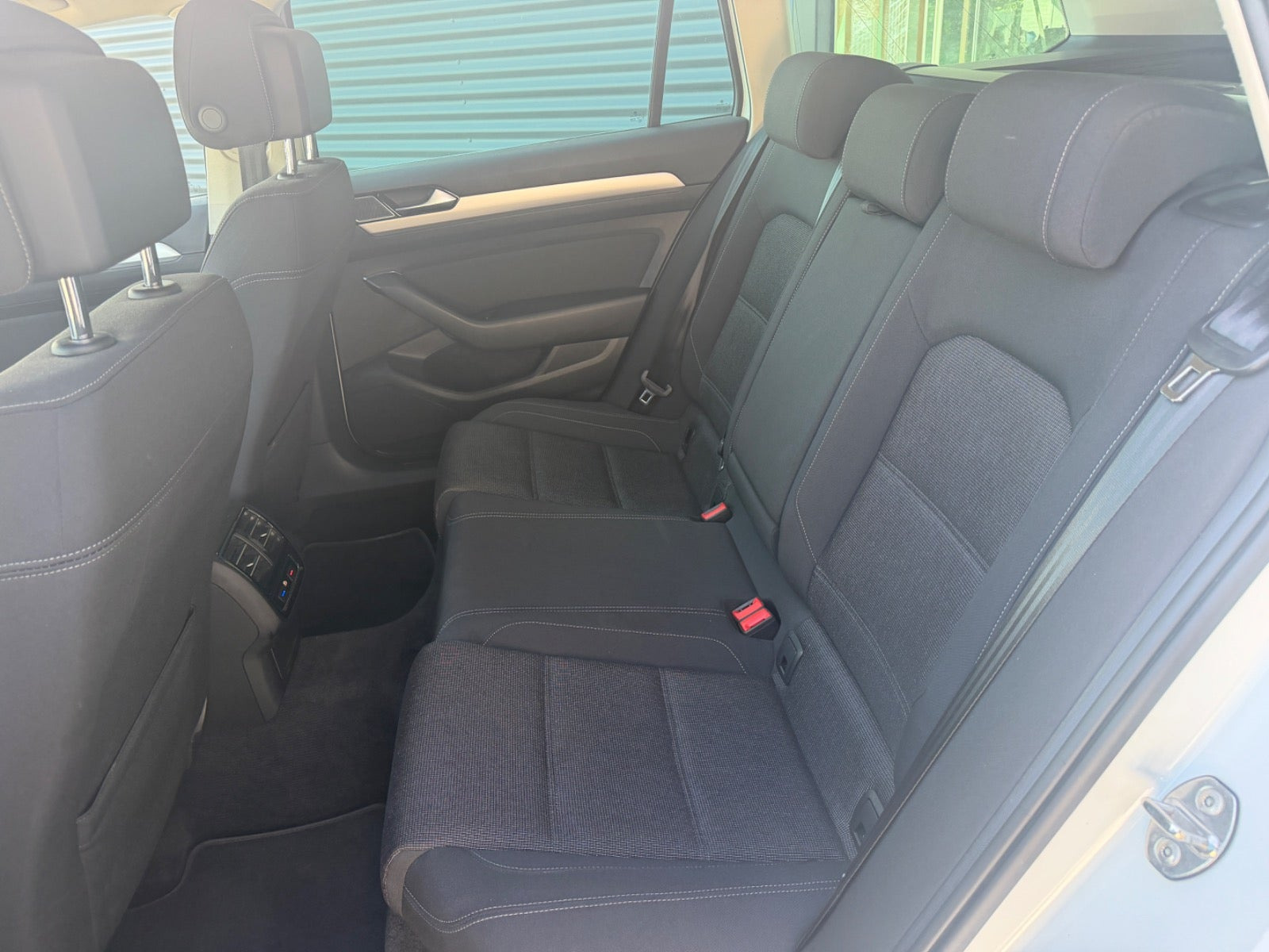 Hvid VW Passat fra 2019